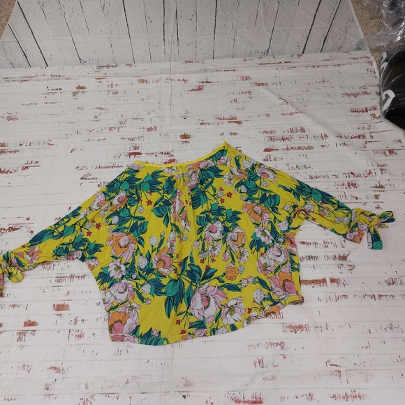 Free People tropical moving on top. - Picture 4 of 5